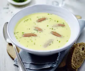 Blumenkohl-Möhren-Suppe mit Würstchen