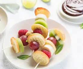 Pincho de frutas con mini gofres crujientes