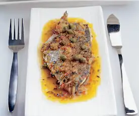Chicharro con aceitunas y alcaparras