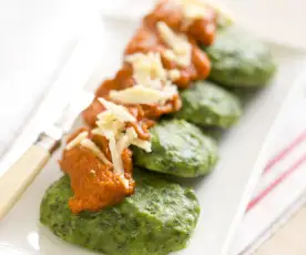 Spinach and ricotta patties with tomato sauce