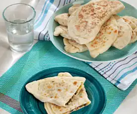 Gözleme de cordero con espinacas, berenjena y feta