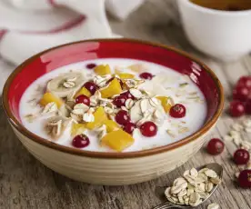 Porridge con frutta fresca