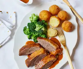 Weihnachtsgans mit Kartoffelbällchen und Brokkoli