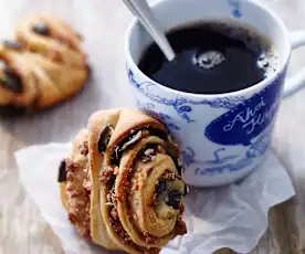 Marzipan-Franzbrötchen mit Kürbiskernen