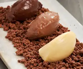 Cremoso ai tre cioccolati su sabbia al cacao