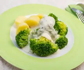 Brokolice s bramborami a sýrovou omáčkou