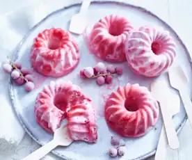 Eisgugelhupfe mit Baiser und Johannisbeeren
