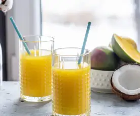 Koktajl z mango i imbirem na wodzie kokosowej