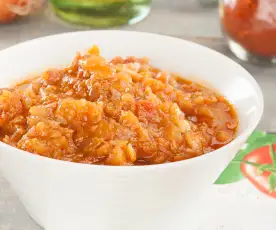 Guarnición de tomate y beicon al pimentón