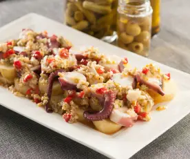 Ensalada de patata con pulpo y vinagreta de encurtidos