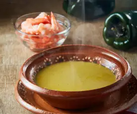 Sopa de camarón y hoja santa