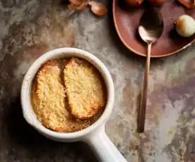 Soupe à l'oignon gratinée 