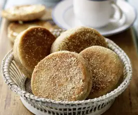 Angielskie bułki śniadaniowe z patelni (English muffins)
