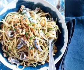 Spaghetti aux anchois et aux pignons