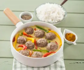 Albóndigas, pimientos y arroz con salsa de curry
