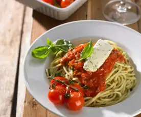 Knoblauch-Spaghetti mit Robiola, Basilikum-Tomaten-Sauce und Ofentomaten