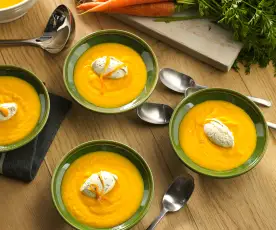 Sopa fría de zanahoria y naranja con nata al eneldo