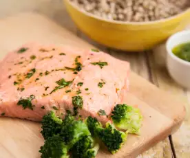 Salmone con broccoli e grano saraceno