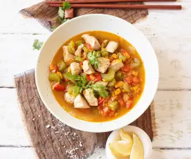 Asia-Gemüse-Suppe mit Hähnchen