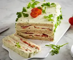 Sandwich cake à la tomate, mozzarella et pesto