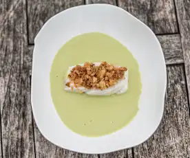 Cabillaud, royale à l’ail et lard paysan, velouté de petits pois et crumble au thym 