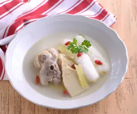 竹筍竹笙雞湯