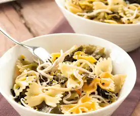 Ensalada de pasta con algas wakame y gulas