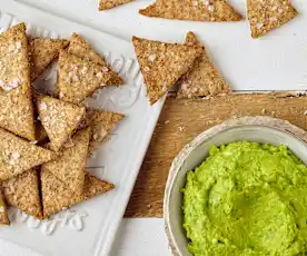 Crackers integrali con crema di avocado