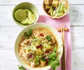 Zuppa di noodles vegetariana alla vietnamita