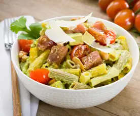 Bowl de pasta multicereales con atún fresco y salsa de aguacate