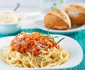 Espagueti con salsa de tomate y atún
