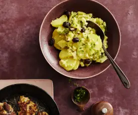 Kartoffelsalat mit Oliven und Salsiccia-Frikadellen