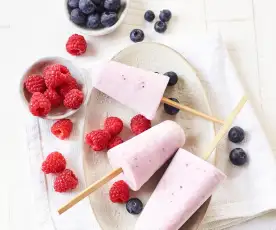 Jogurtowe lody z owocami jagodowymi