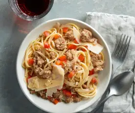 Espaguetis con salchichas frescas y pimiento rojo