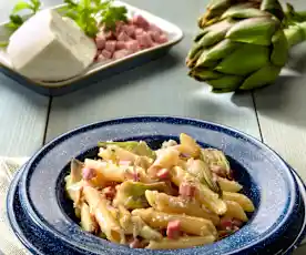 Macarrones con alcachofas, jamón y ricota salada