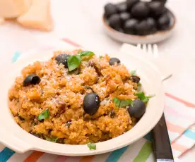 Sałatka z quinoa z chrupiącymi warzywami