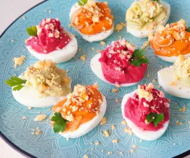 Huevos camperos rellenos de hummus tricolor de aguacate, pimiento rojo y remolacha