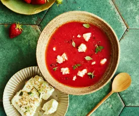 Tomaten-Erdbeer-Chili-Suppe mit Sesam-Feta