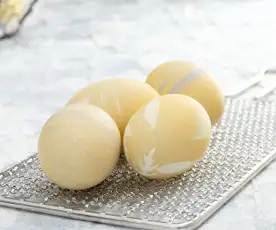 Huevos de color amarillo