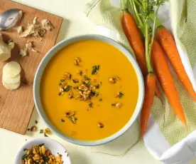 Karotten-Ingwer-Suppe mit Cashew-Topping
