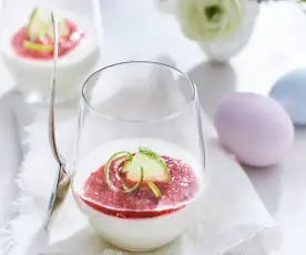 Limetten-Joghurt-Mousse auf Erdbeercoulis