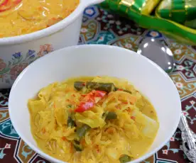 Lontong (Rice Cakes With Vegetable Curry)