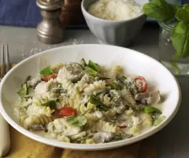 Pasta with chicken, mushrooms and green beans