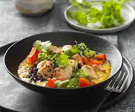 Curry Bowl mit schwarzem Reis und Hühnerfilet