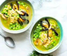 Bouillon safrané aux pâtes, moules, petits pois et aneth