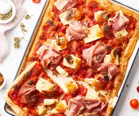 Pizza multicereal con queso brie, jamón serrano y mermelada de higos