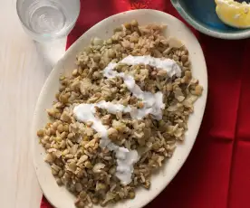 Linsen und Reis mit frittierten Zwiebeln (Mujadarrah)