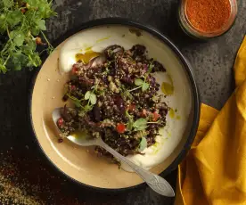 Quinoa-Linsen Mujaddara mit karamellisierten Zwiebeln