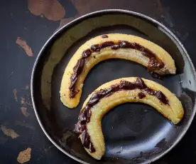 Gotowanie na parze 4 bananów z czekoladowym nadzieniem