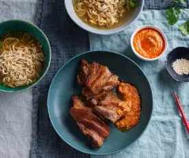 Noodles y panceta de cerdo con salsa de chile y sésamo (Cocción lenta)